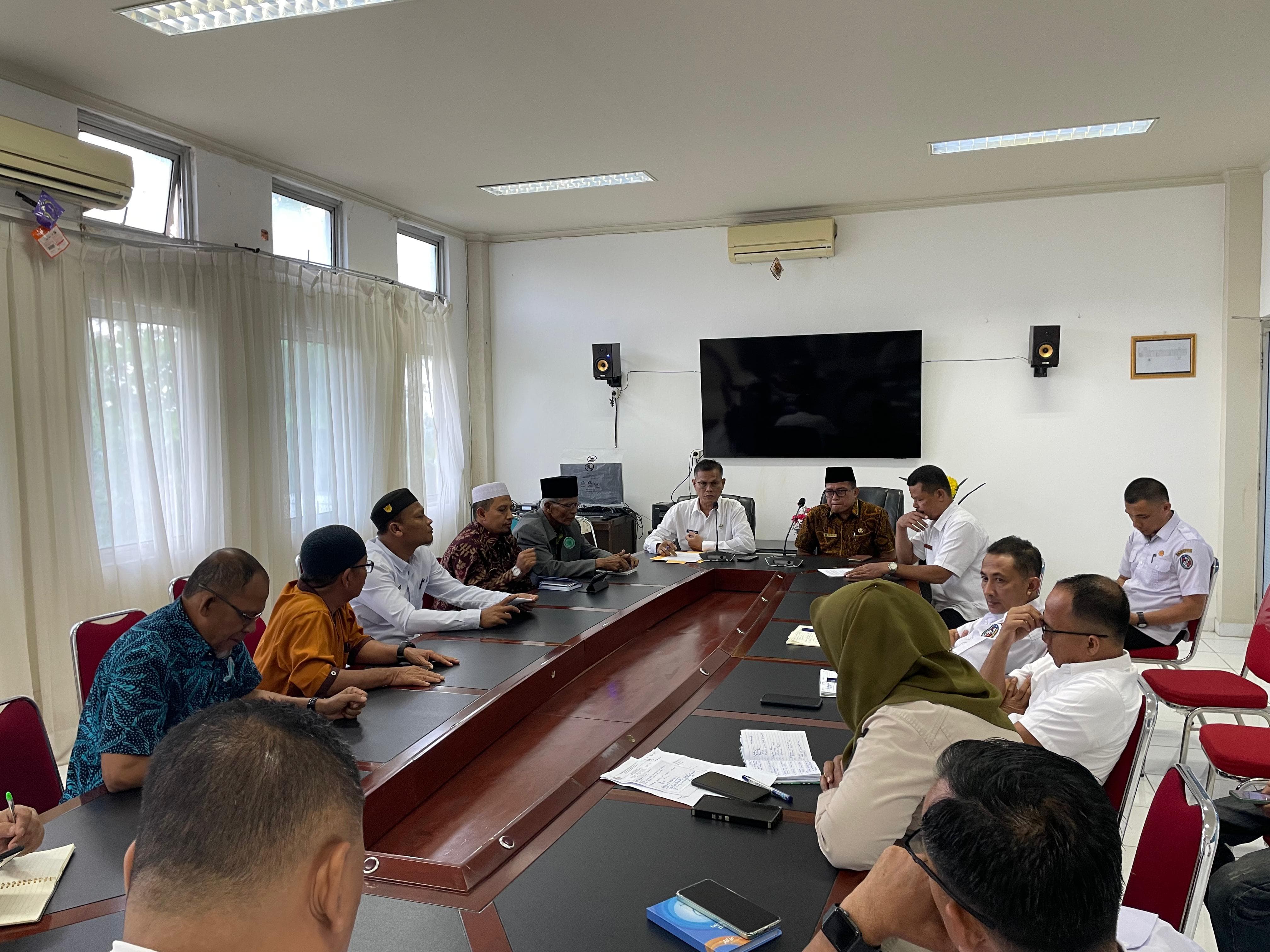 Suasana rapat persiapan Shalat Idul Fitri 1445 H bertempat di ruang rapat Wakil Bupati Sarilamak, Rabu (03/04/2024). 